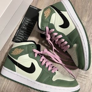 Nike WMNS Air Jordan 1 Mid Sneakers